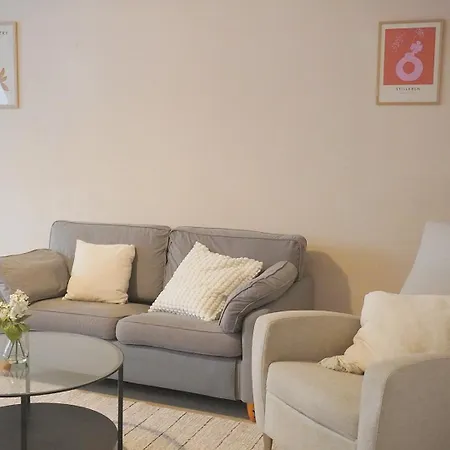 57m2 With Cozy Workspace, 100m From Bus Stop شقة