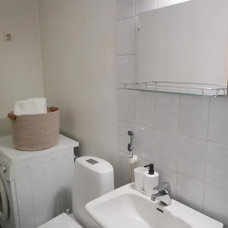 57m2 With Cozy Workspace, 100m From Bus Stop شقة *