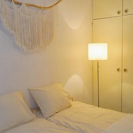 57m2 With Cozy Workspace, 100m From Bus Stop شقة